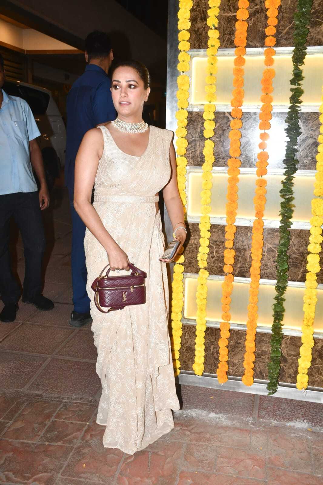 Anita Hassanandani Reddy looked very glamorous and classy in a beautiful cream-colored saree, which she paired with a sleeveless matching blouse. For accessories, she wore a large diamond choker necklace.